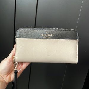 Kate Spade wristlet wallet